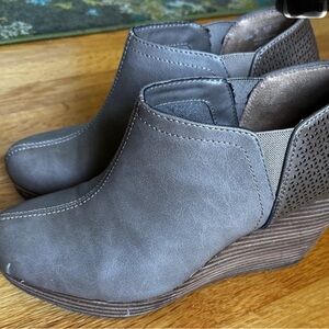 Dr. Scholl's gray/taupe wedge slip on booties 10 Wide